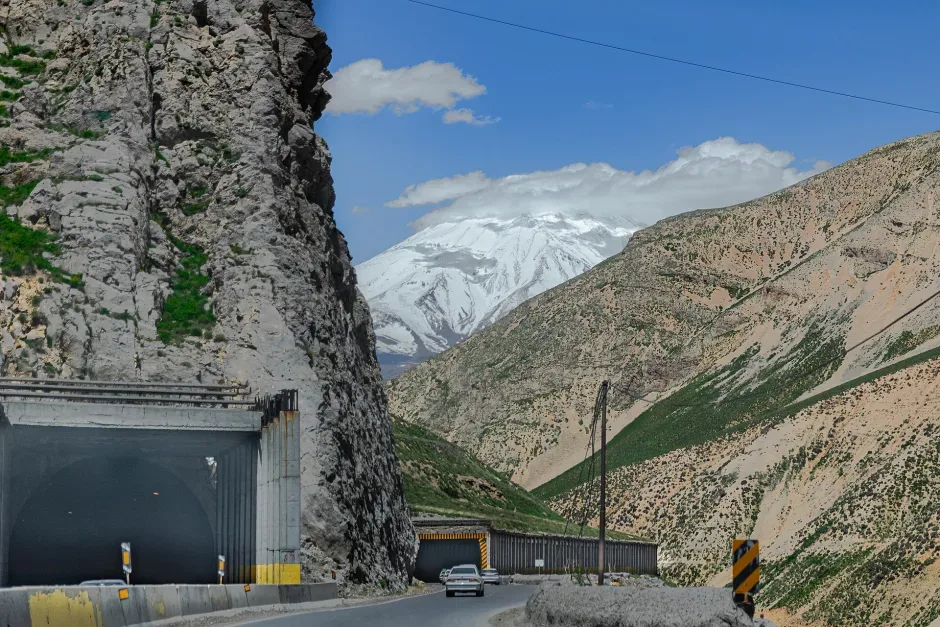 مسیر روستایی میان پوشش گیاهی انبوه در بخش چمستان
